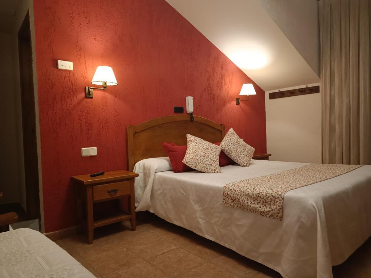 Hostal Decerca Prádena エクステリア 写真