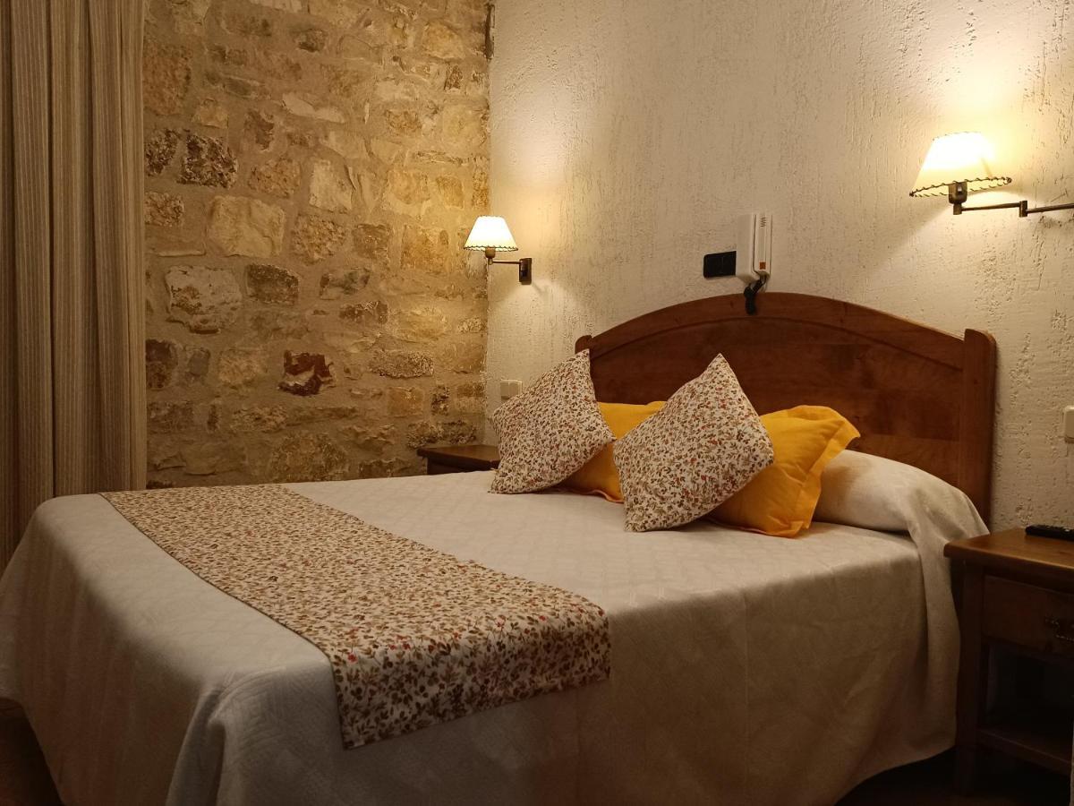 Hostal Decerca Prádena エクステリア 写真